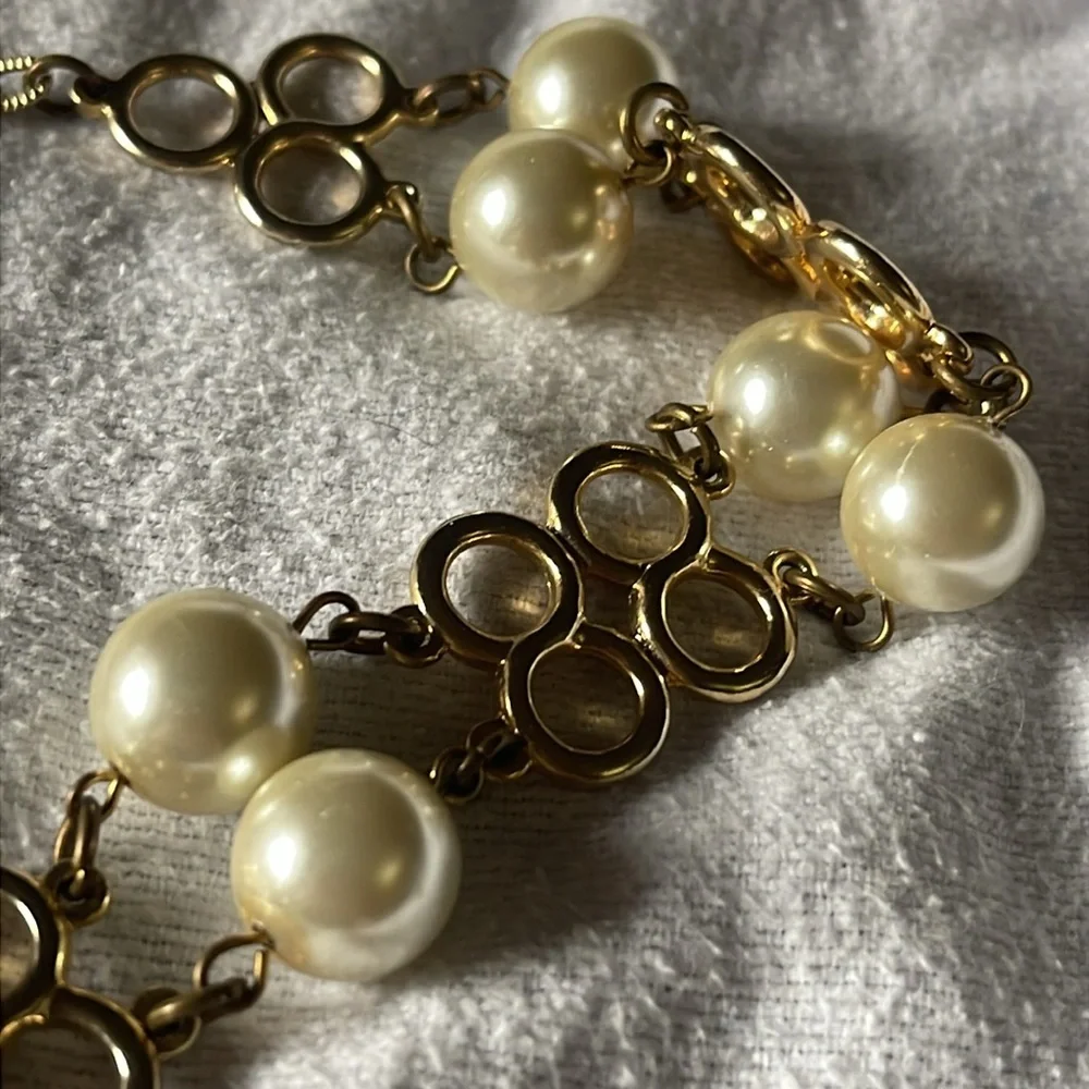 Beautiful Vtg Double Strand Faux Pearl & Gold Tone Short Necklace/Choker - Picture 2 of 3